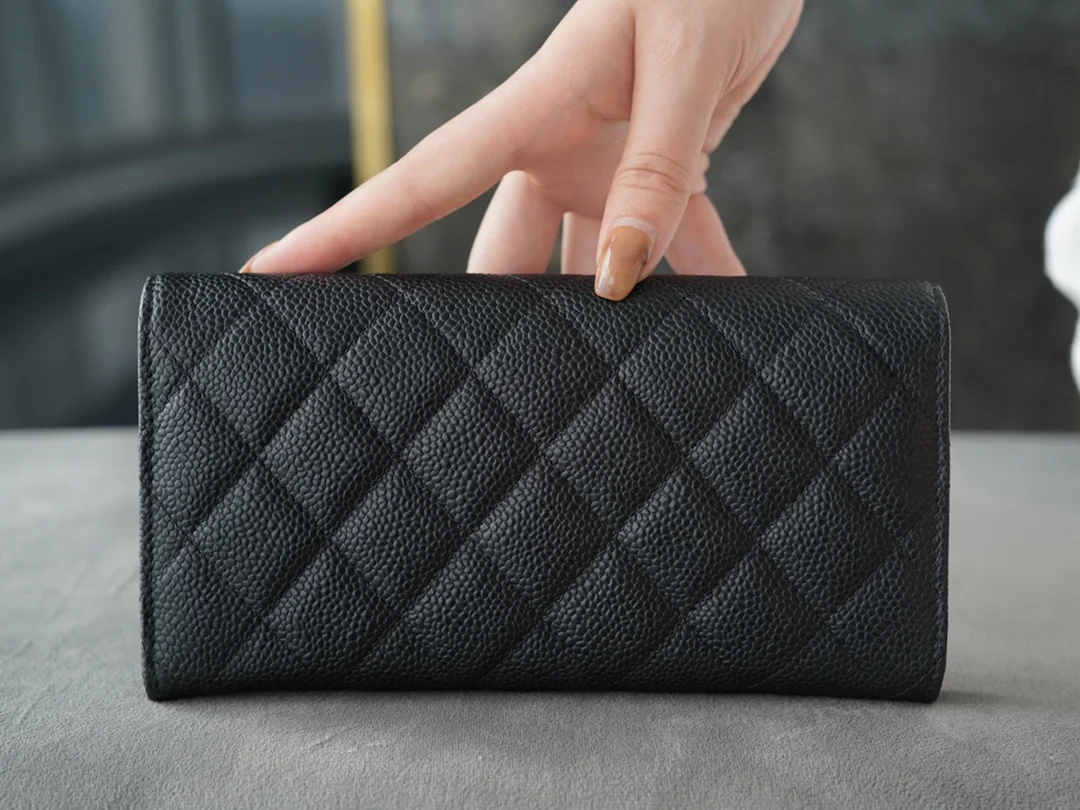 클래식 캐비어 플랩 장지갑 블랙 골드 상세