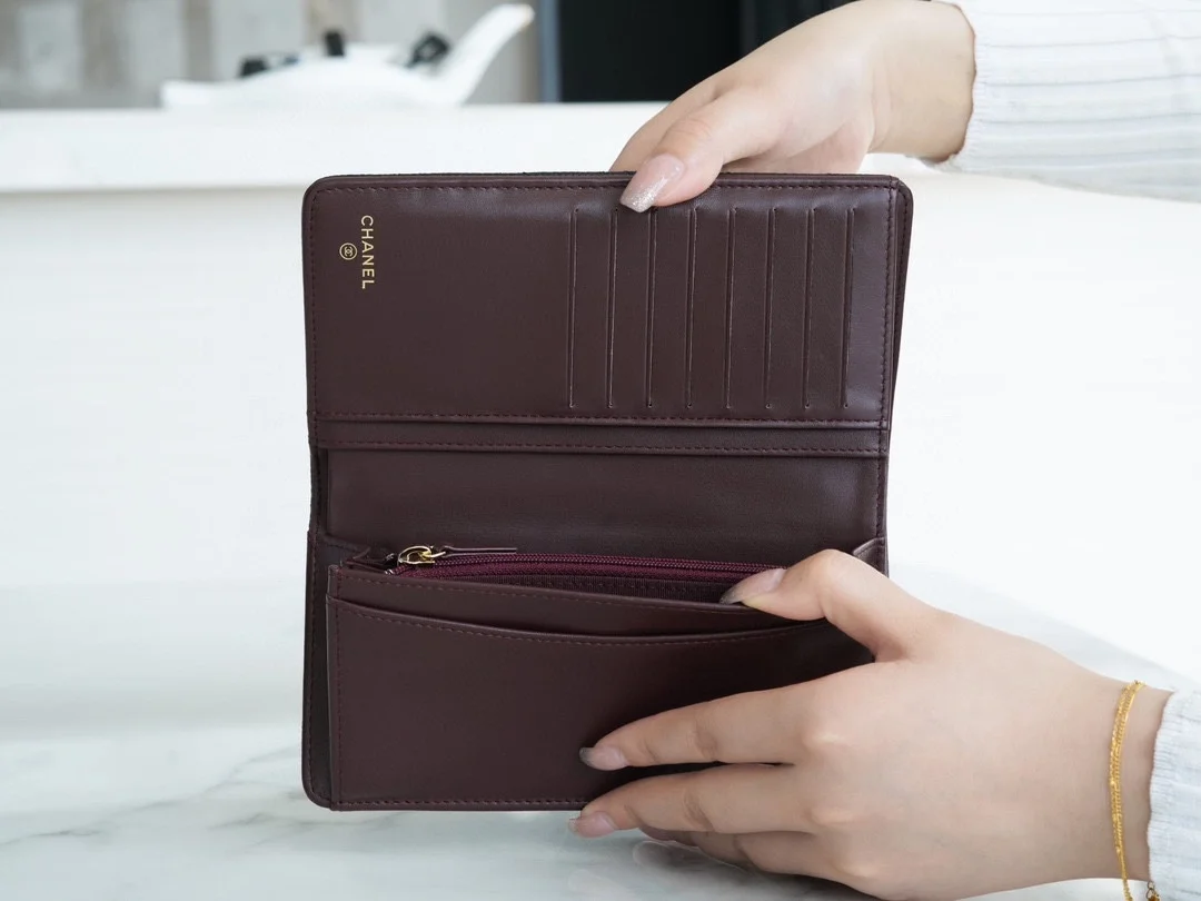 클래식 캐비어 플랩 장지갑 상세