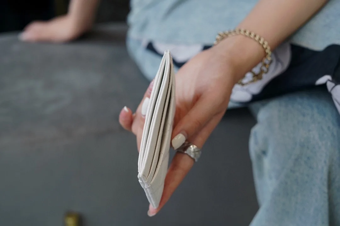 클래식 카드 홀더 화이트 상세