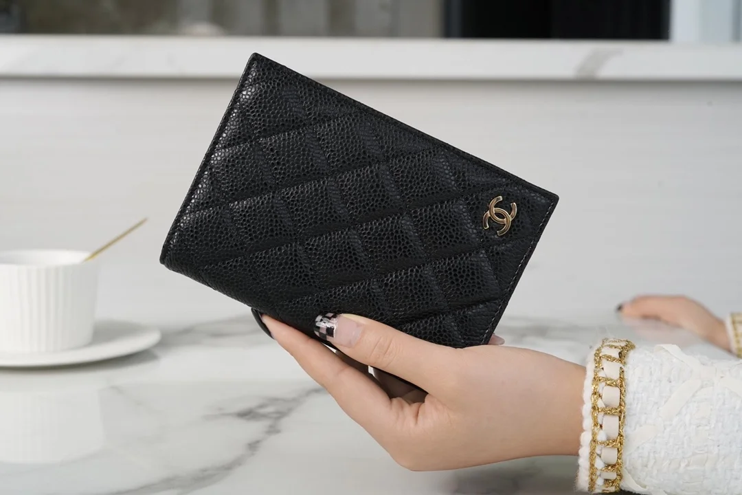 캐비어 여권 지갑 상세