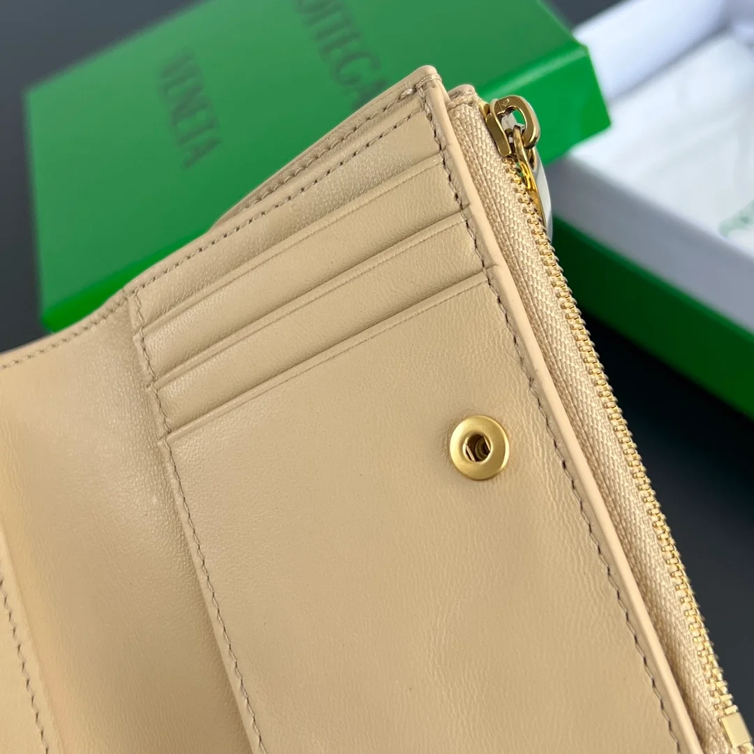 폴더형 지퍼 지갑 아몬드 상세