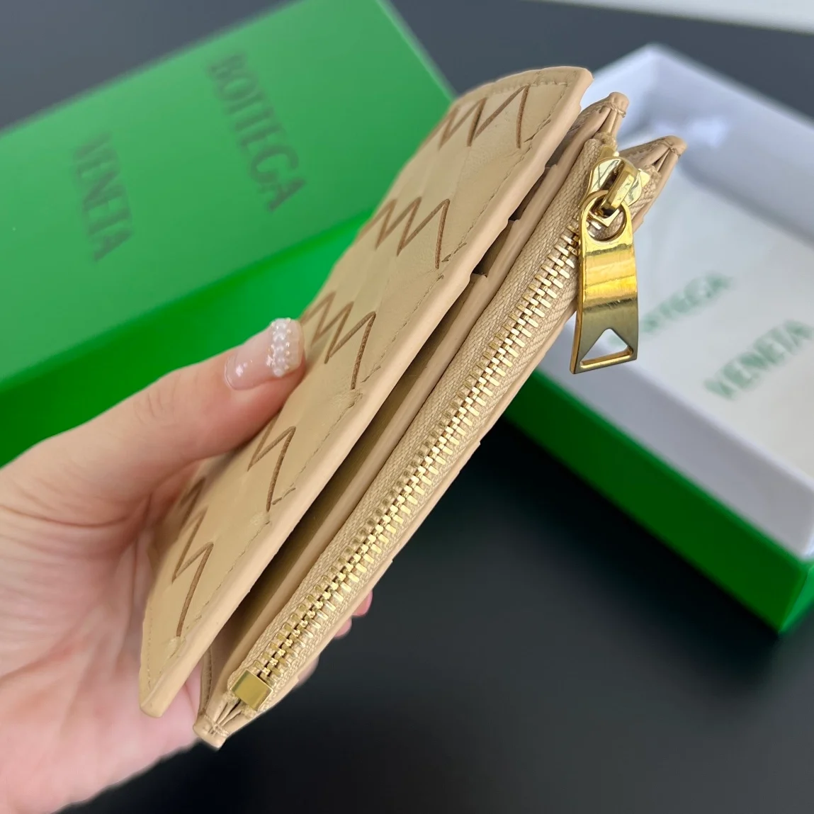 폴더형 지퍼 지갑 아몬드 상세