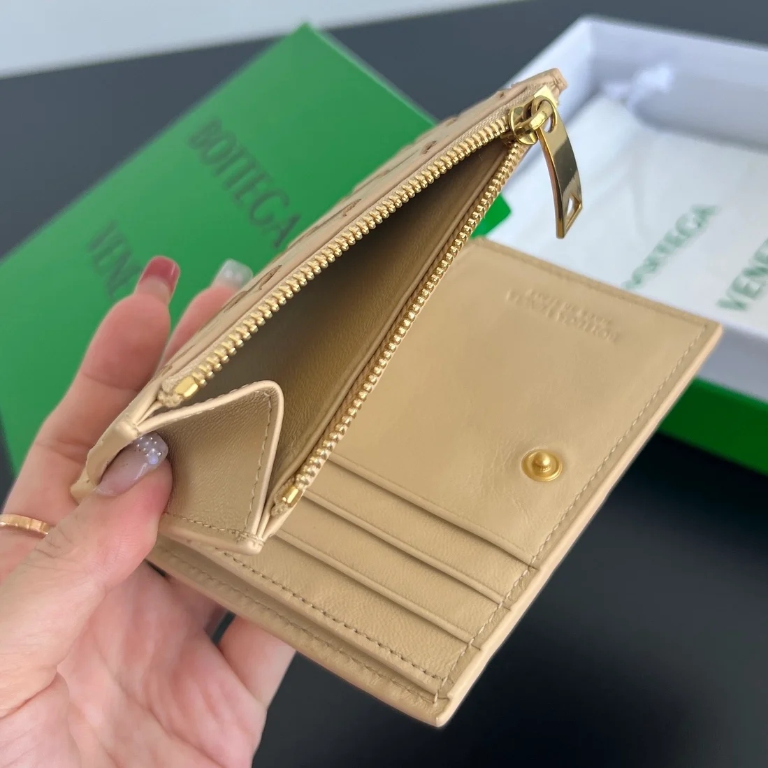 폴더형 지퍼 지갑 아몬드 상세