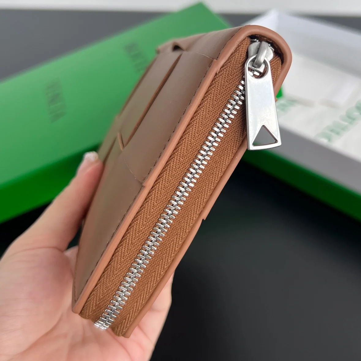 카세트 집 어라운드 지갑 카멜 상세