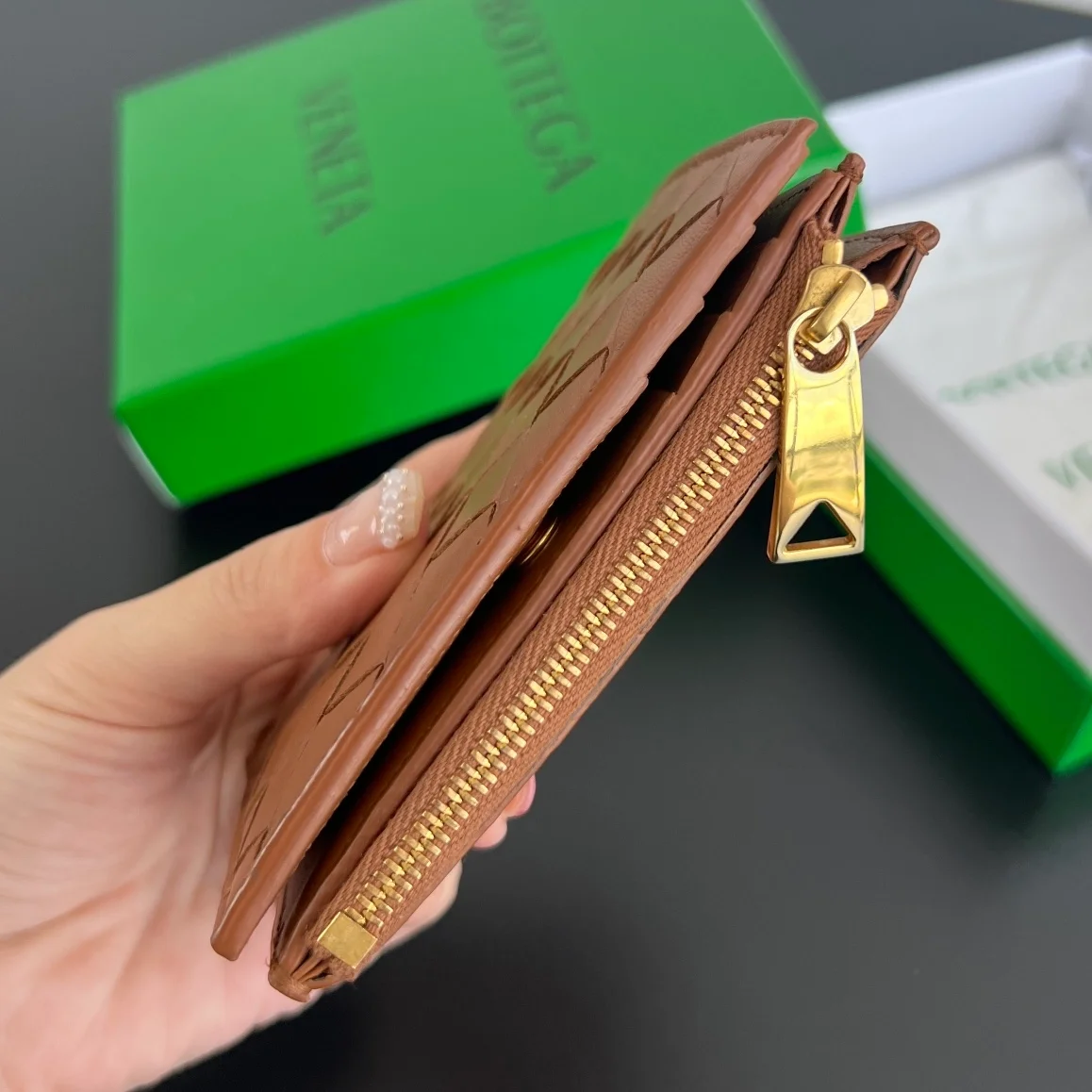 스몰 인트레치아토 폴더형 지퍼 지갑 우드 상세