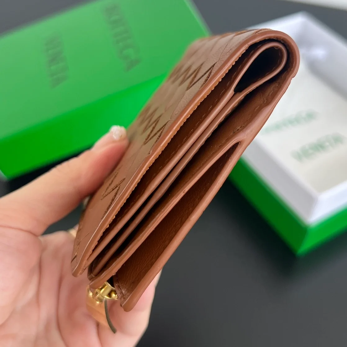 스몰 인트레치아토 폴더형 지퍼 지갑 우드 상세