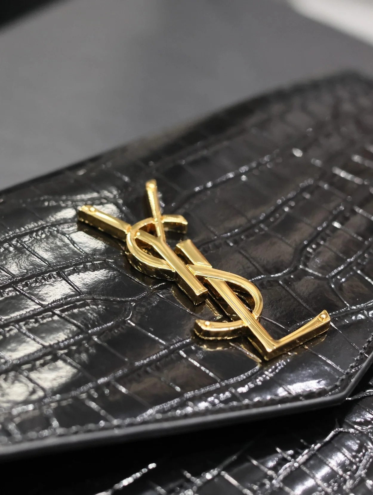 그랑 드 뿌드르 크로커다일 업타운 파우치 블랙 상세