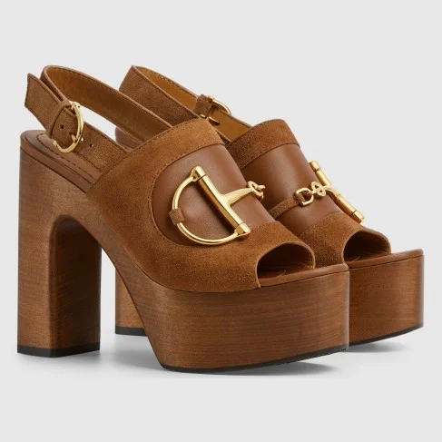 호스빗 장식이 있는 플랫폼 샌들