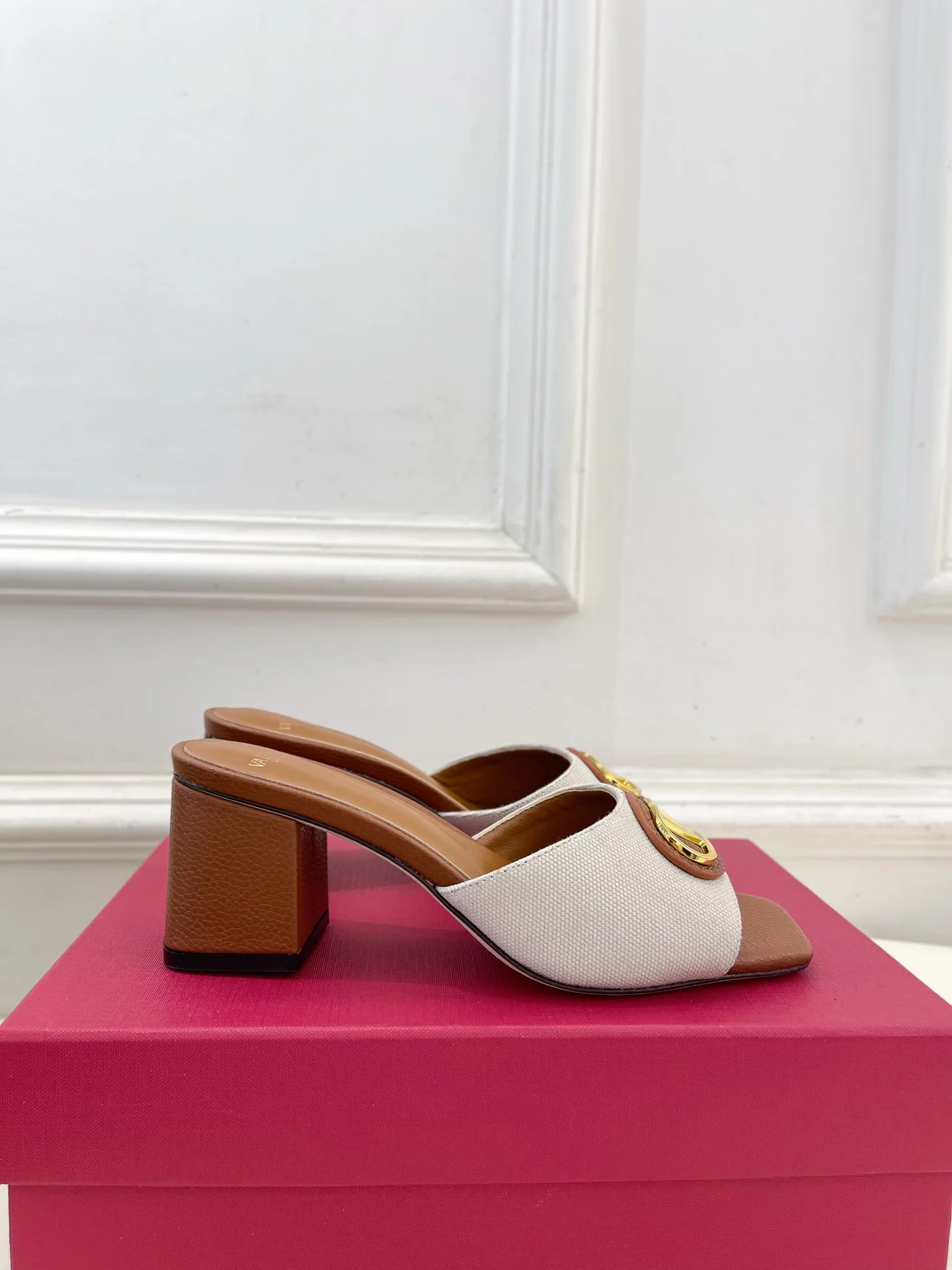 25ss 신상 시그니처 메탈 V버클 슬리퍼(3color) 상세