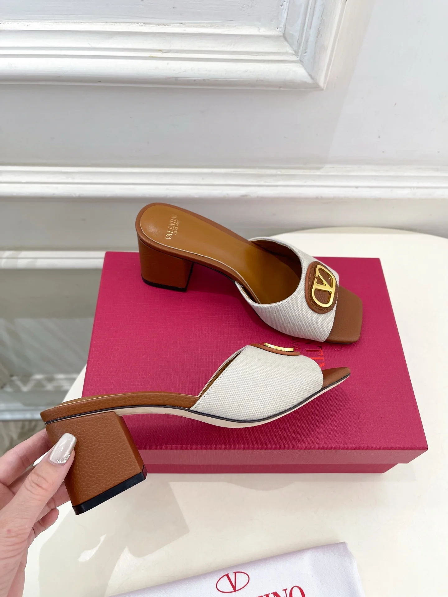 25ss 신상 시그니처 메탈 V버클 슬리퍼(3color) 상세