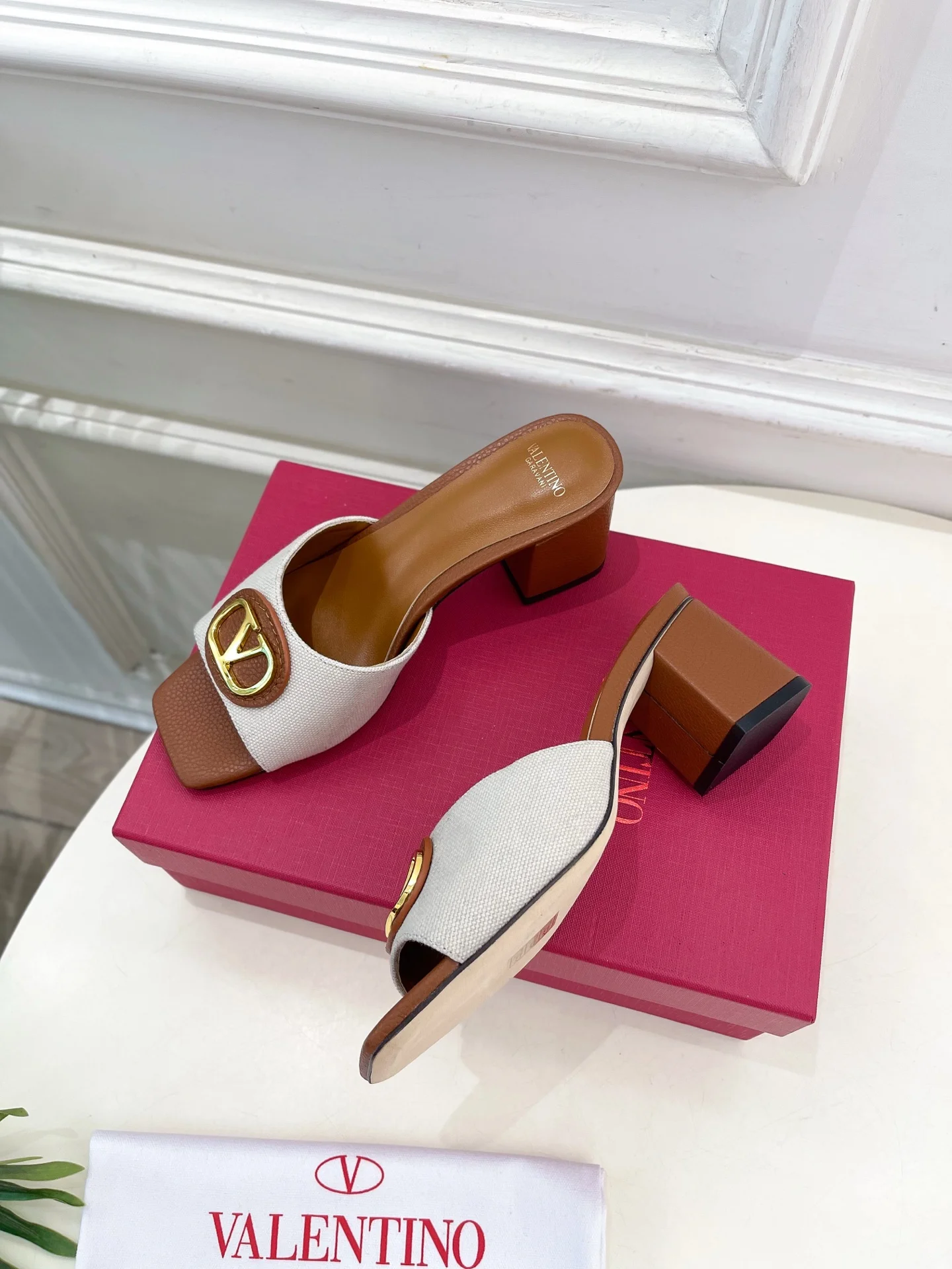 25ss 신상 시그니처 메탈 V버클 슬리퍼(3color) 상세