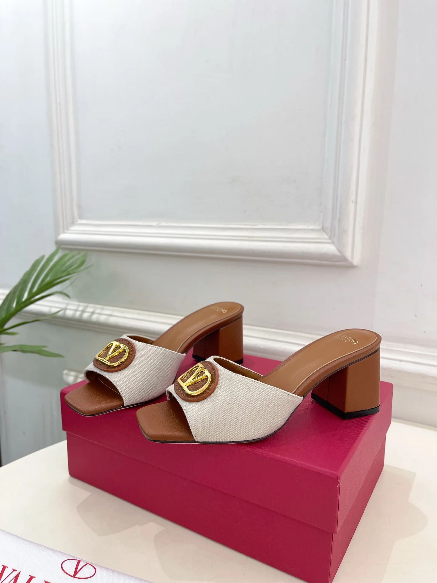 25ss 신상 시그니처 메탈 V버클 슬리퍼(3color)