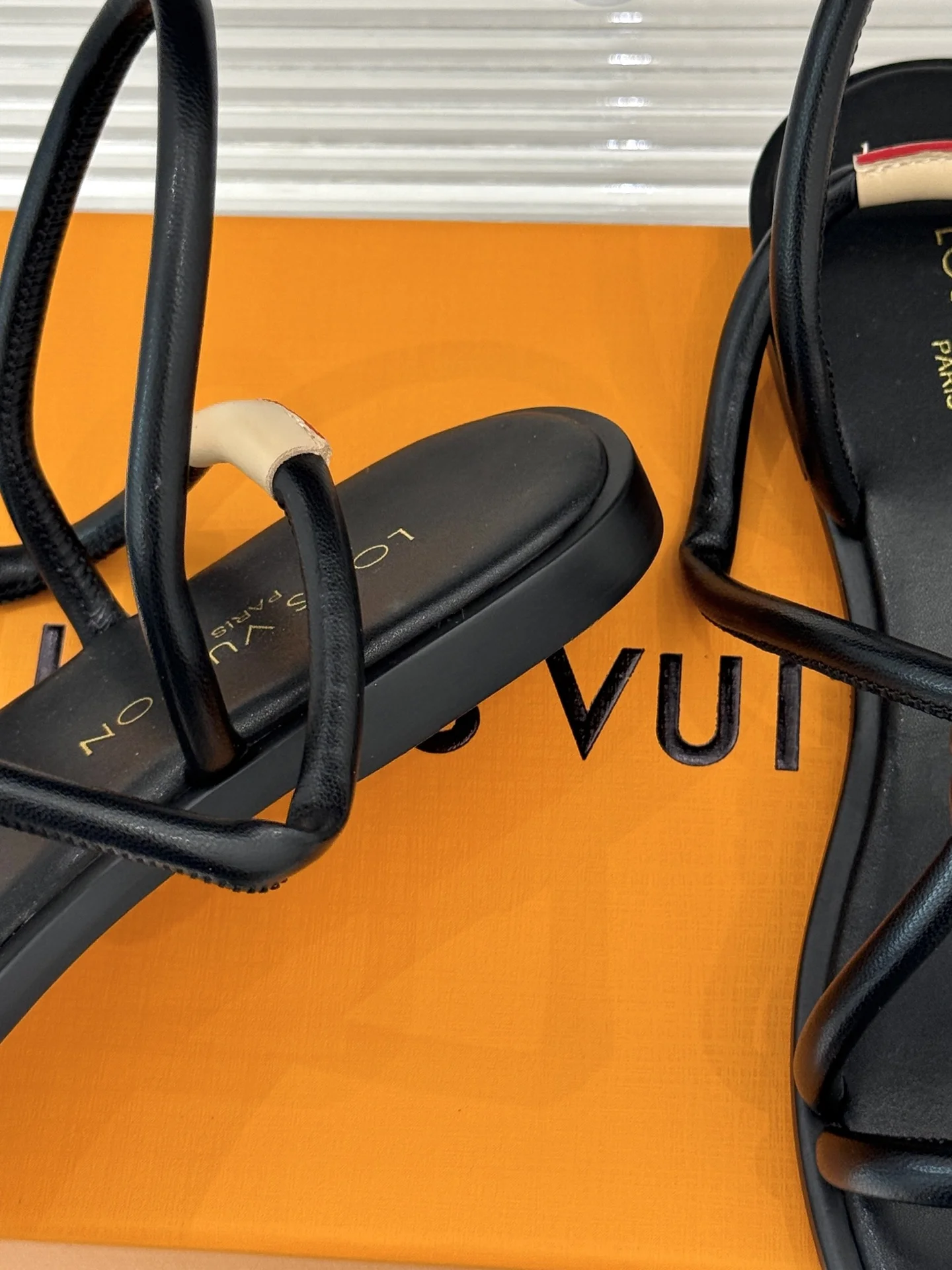 25ss 신상 스트랩 플랫 샌들(2color) 상세