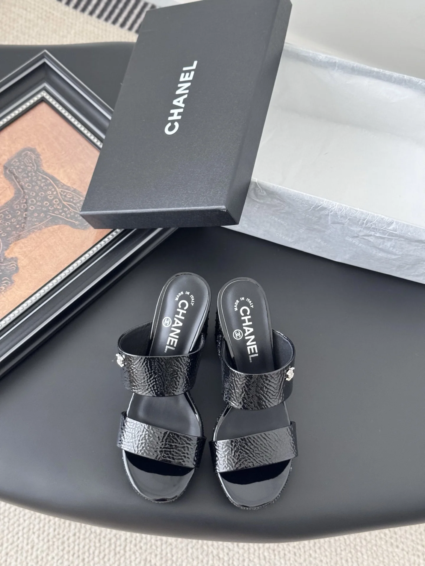 25K 핫픽스 양가죽 통굽 샌들 (2color) 상세