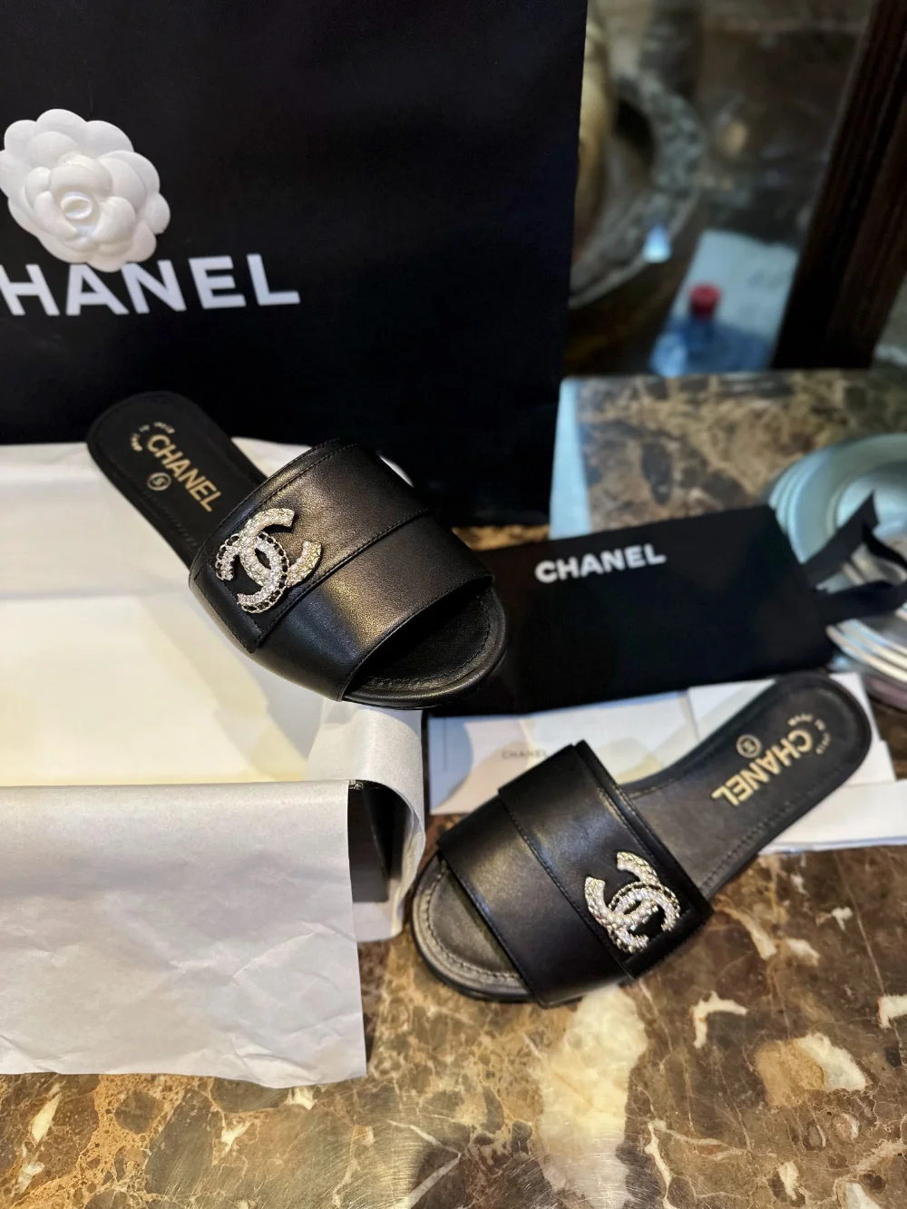 큐빅 로고 가죽 뮬 슬리퍼(2color) 상세