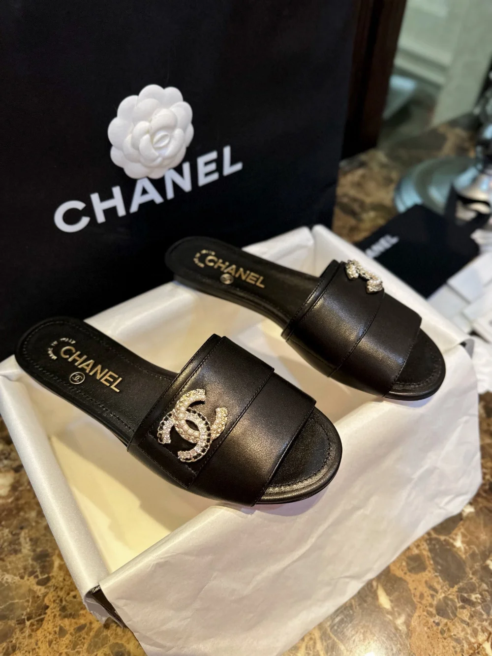 큐빅 로고 가죽 뮬 슬리퍼(2color) 상세