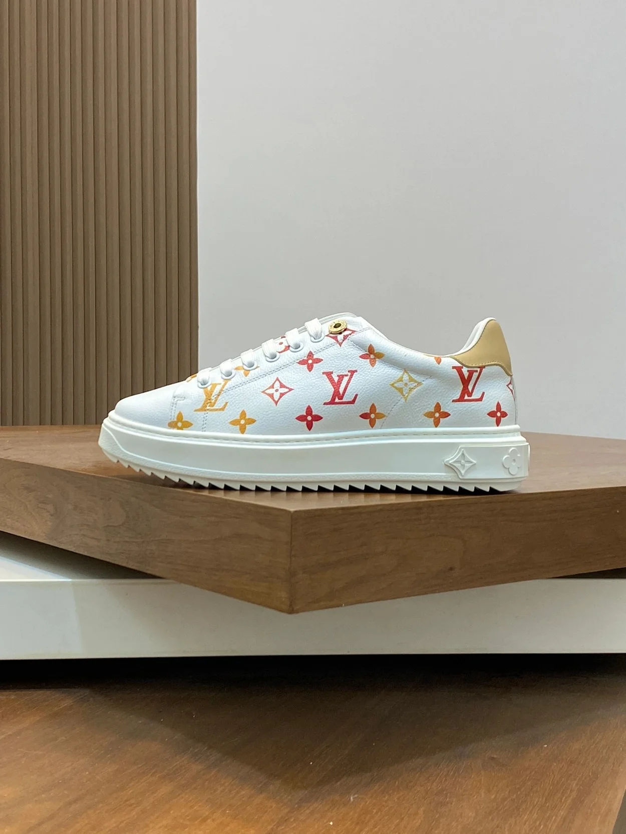 타임 아웃 스니커즈 상세