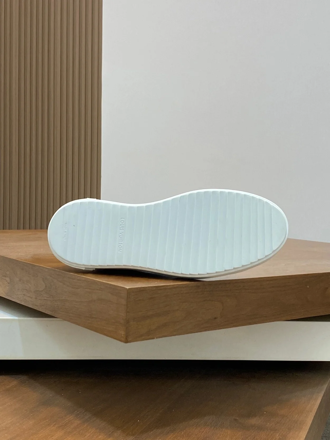 타임 아웃 스니커즈 상세