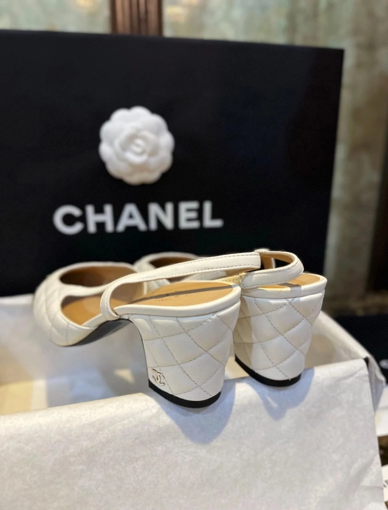 슬링백 램스킨 페이턴트 카프스킨 화이트 블랙 상세