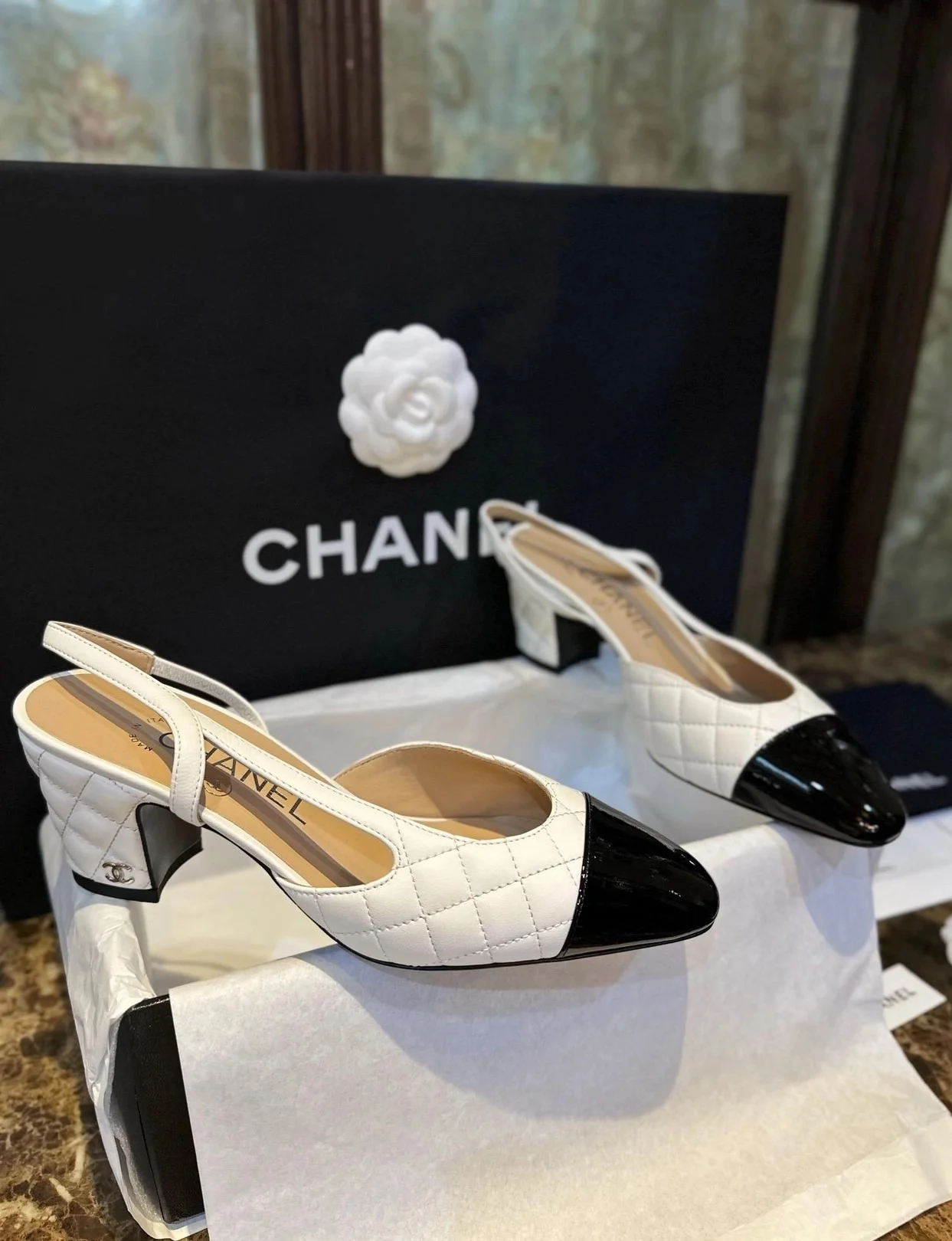 슬링백 램스킨 페이턴트 카프스킨 화이트 블랙 상세