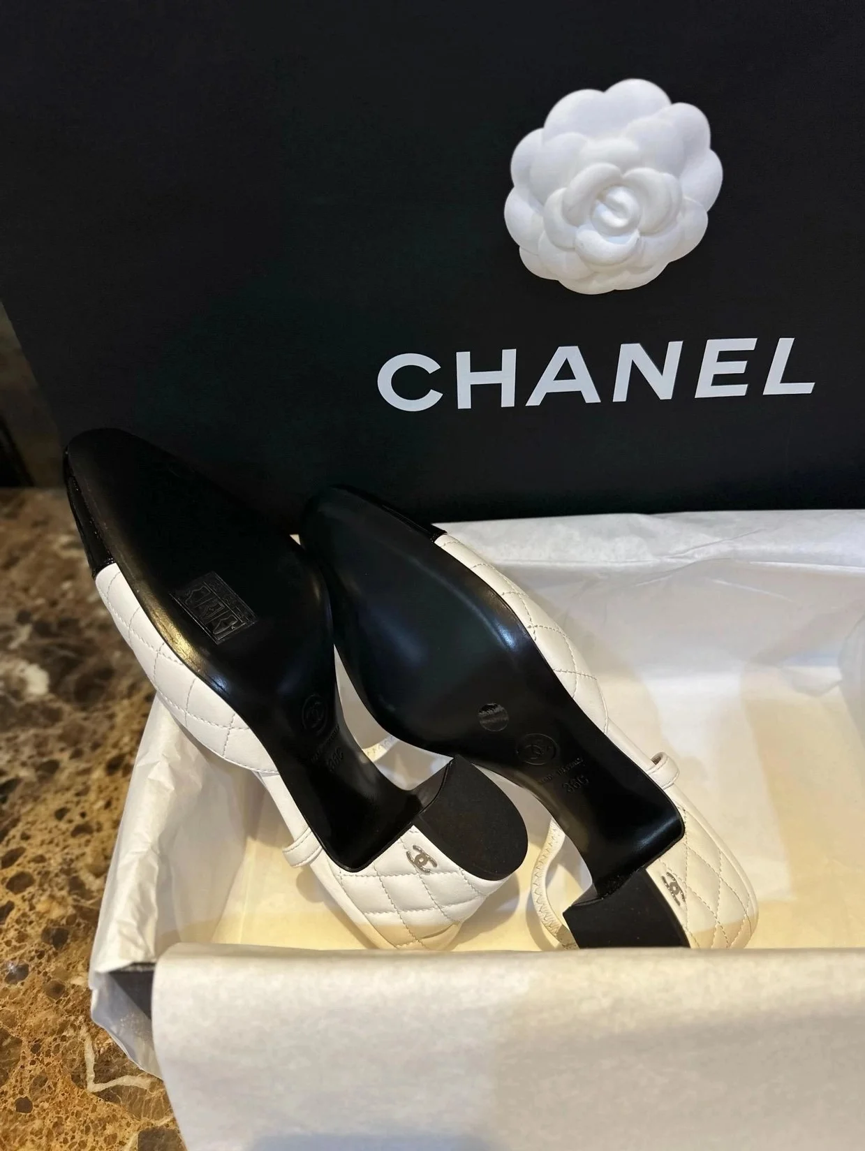 슬링백 램스킨 페이턴트 카프스킨 화이트 블랙 상세