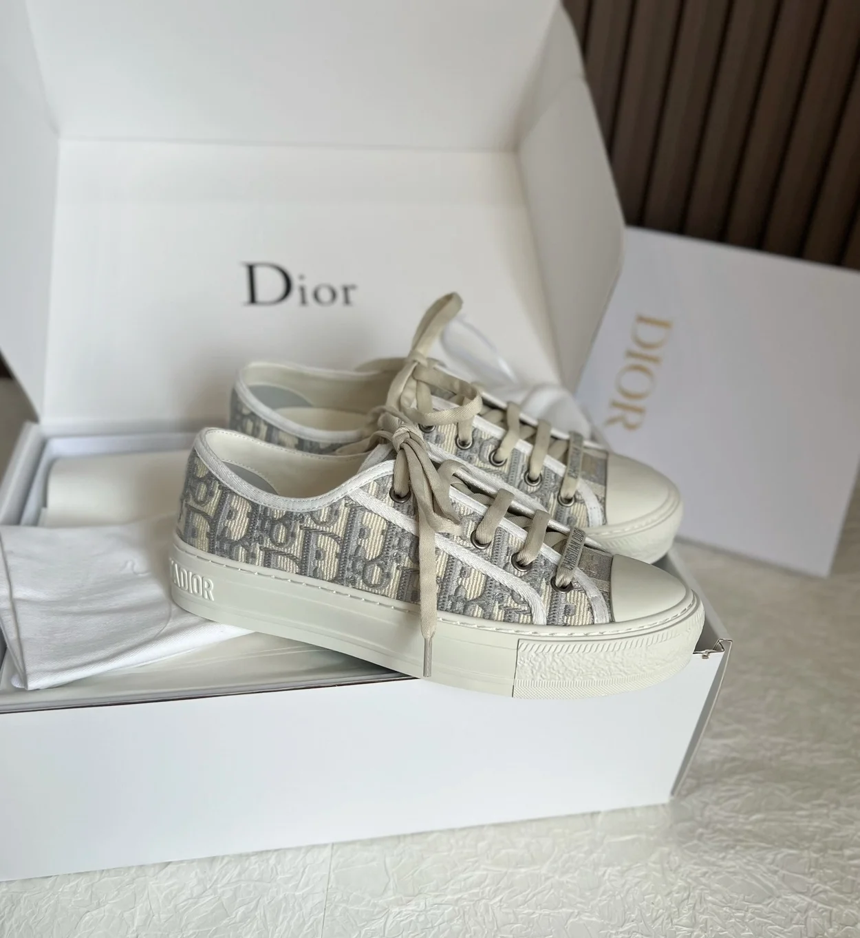 워크앤 로우탑 그레이 스니커즈 상세