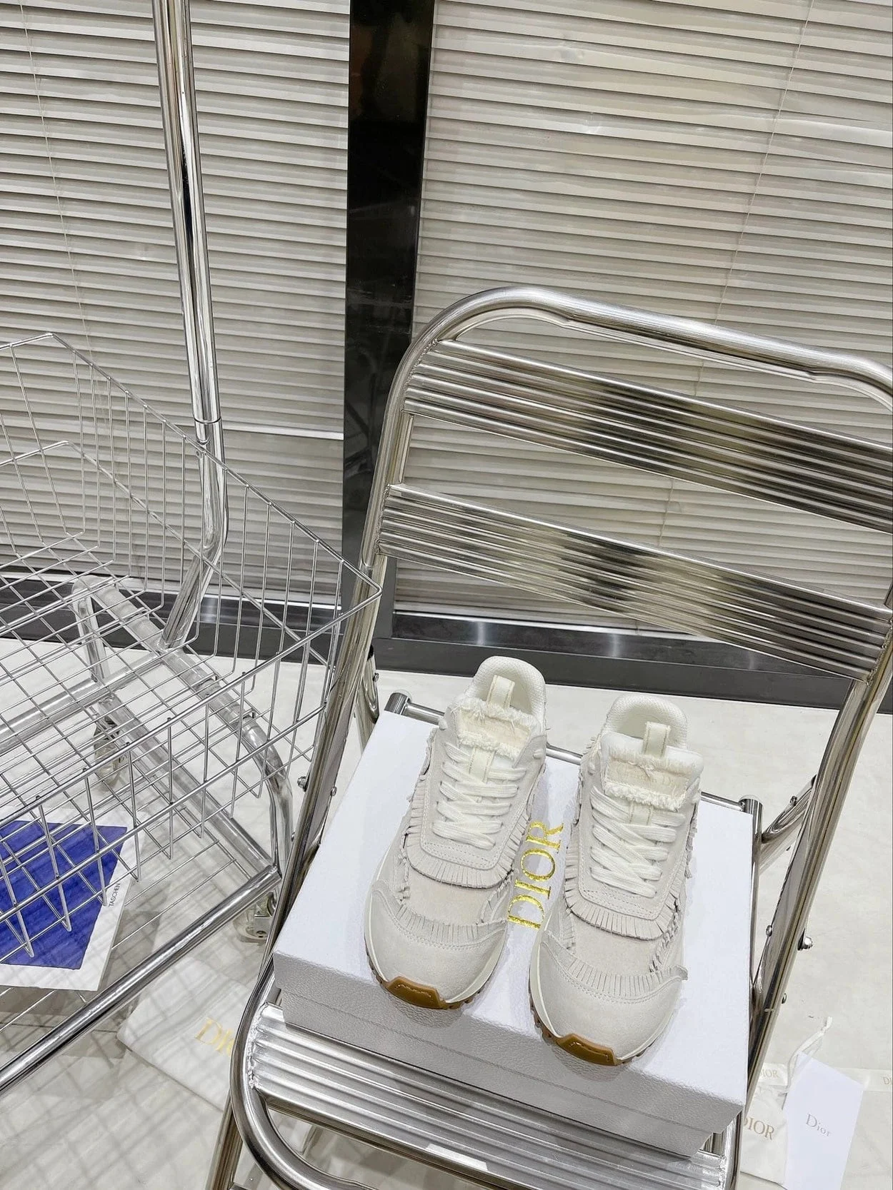 에크루 스웨이드 스니커즈 상세