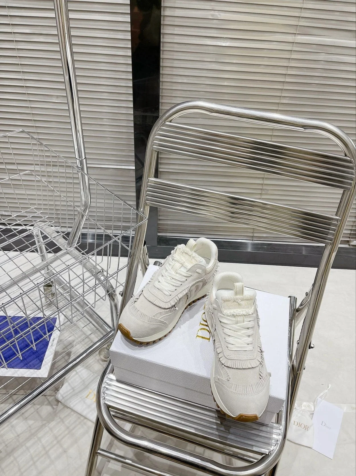 에크루 스웨이드 스니커즈 상세