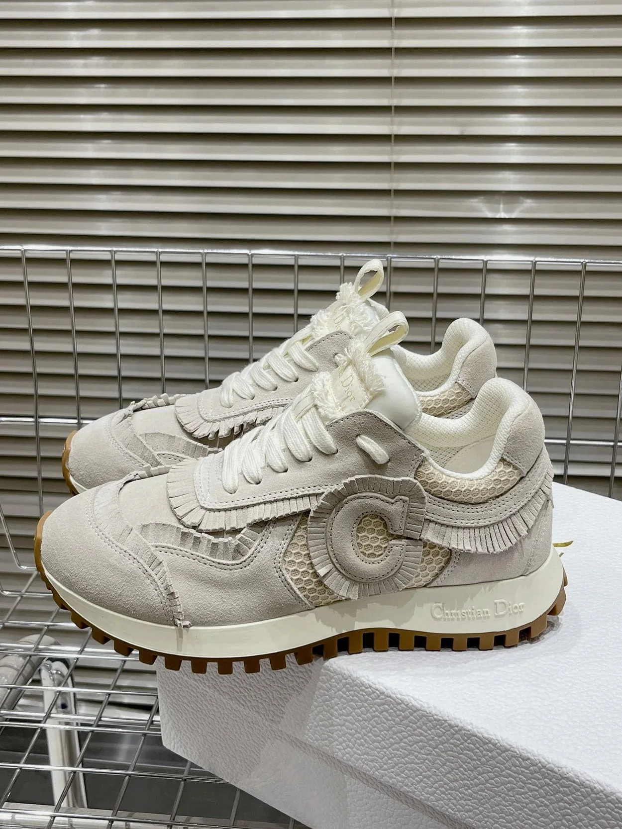 에크루 스웨이드 스니커즈 상세