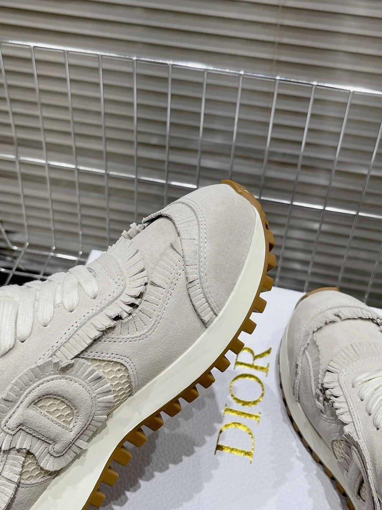 에크루 스웨이드 스니커즈 상세