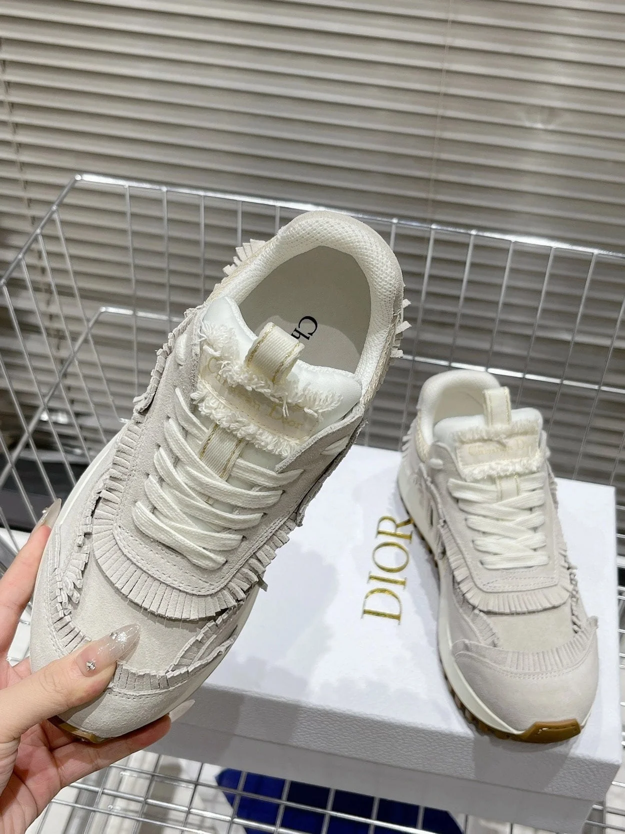 에크루 스웨이드 스니커즈 상세