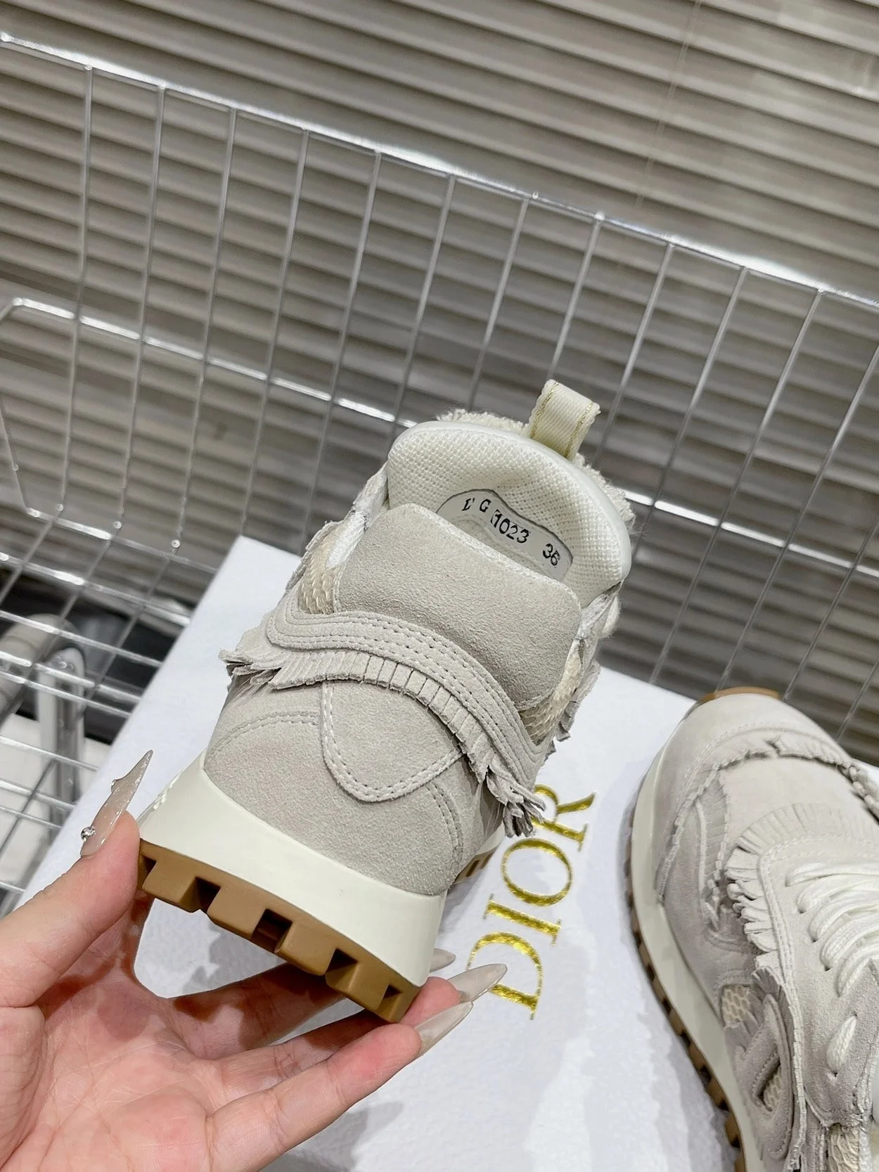 에크루 스웨이드 스니커즈 상세