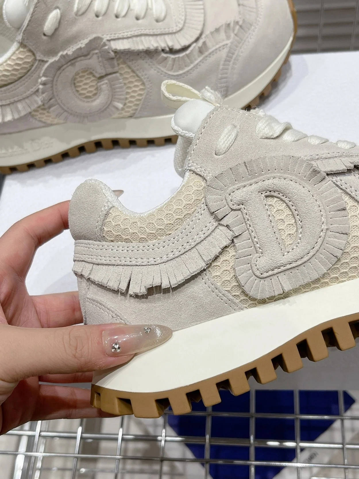 에크루 스웨이드 스니커즈 상세