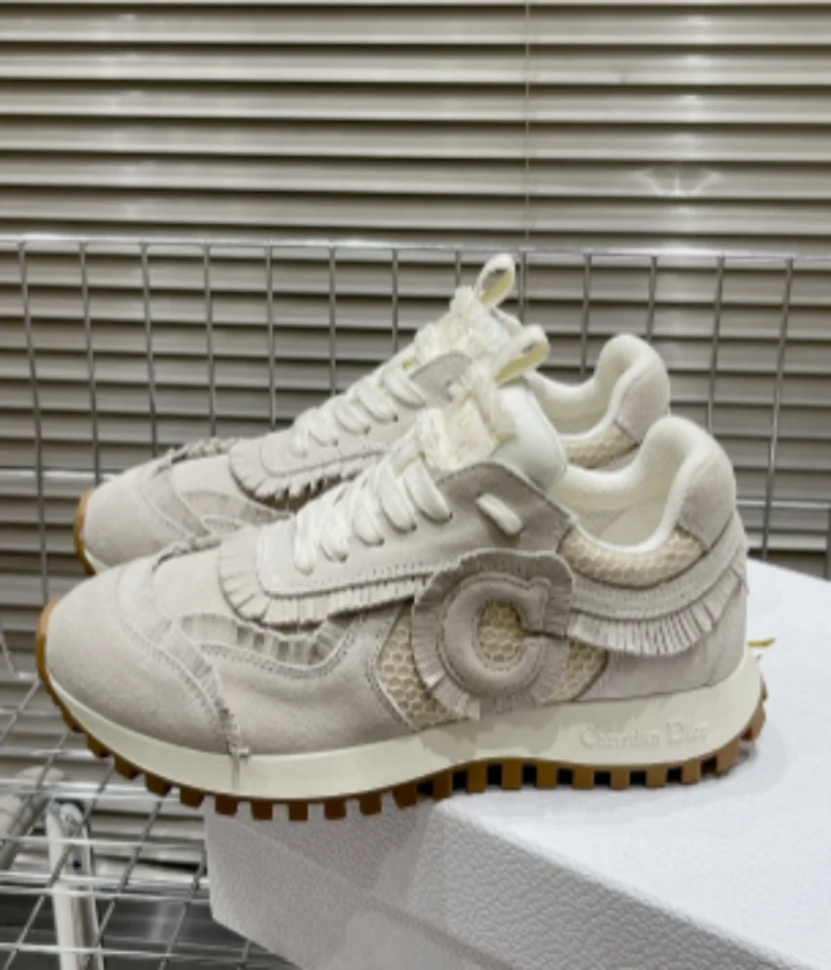 에크루 스웨이드 스니커즈