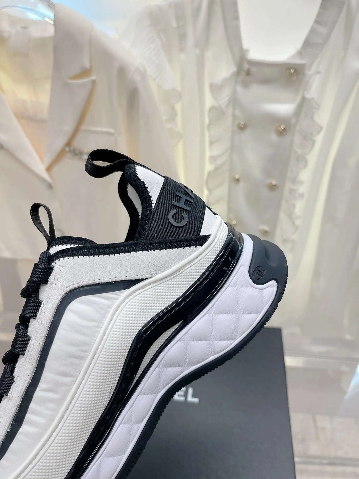 믹스드파이버 화이트 금장 스니커즈 상세