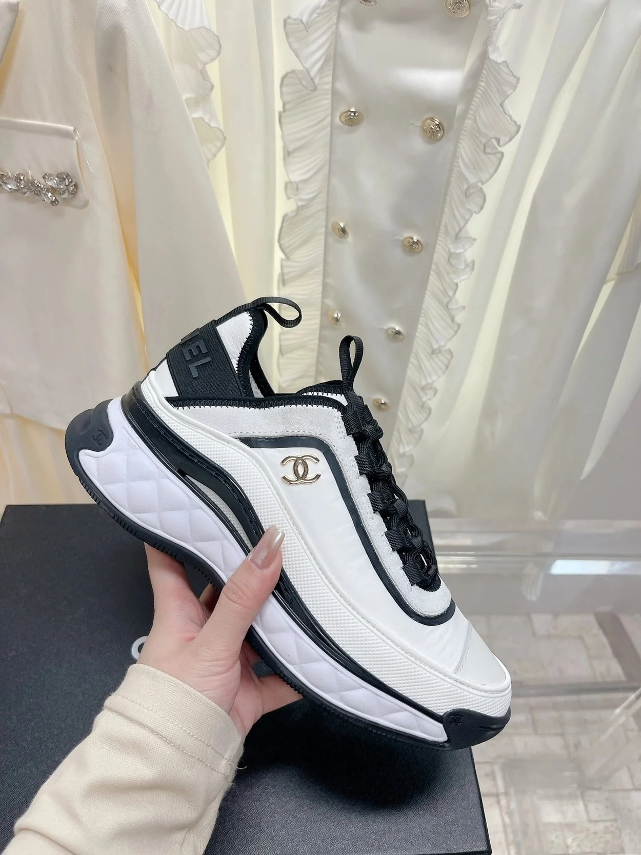 믹스드파이버 화이트 금장 스니커즈 상세