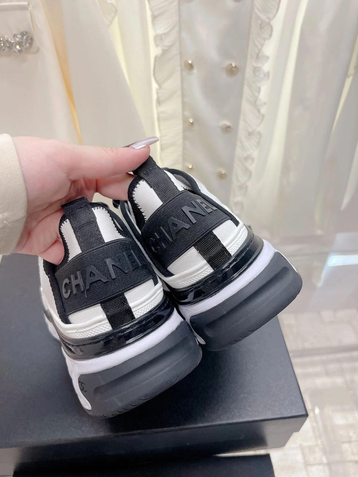 믹스드파이버 화이트 금장 스니커즈 상세