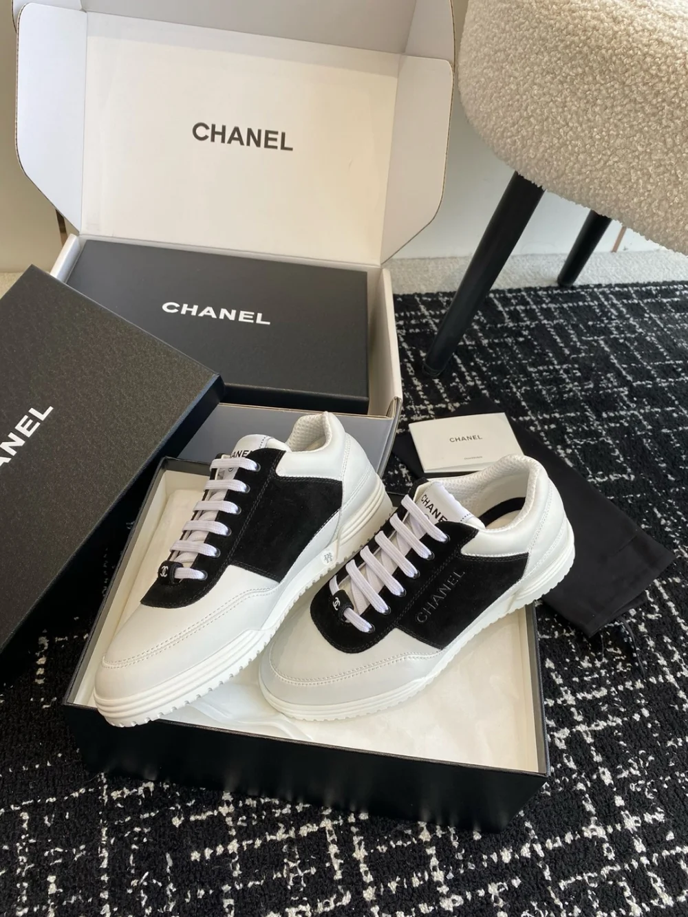 레터링 로고 스니커즈 투톤스웨이드 카프스킨 (2color) 상세