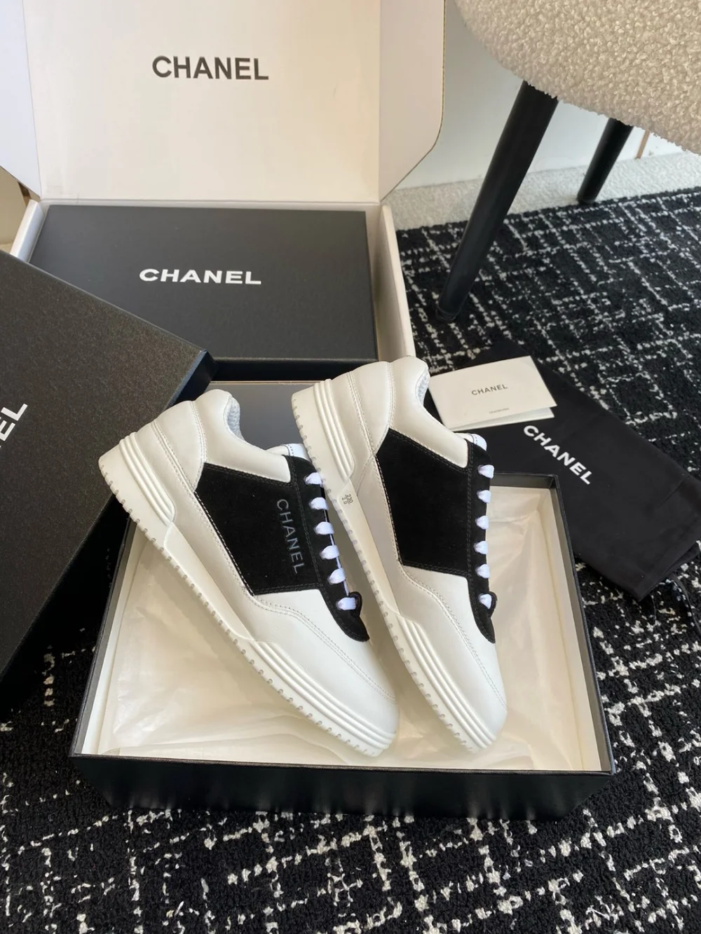 레터링 로고 스니커즈 투톤스웨이드 카프스킨 (2color) 상세