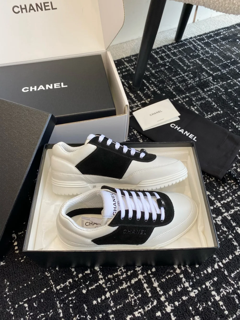 레터링 로고 스니커즈 투톤스웨이드 카프스킨 (2color) 상세