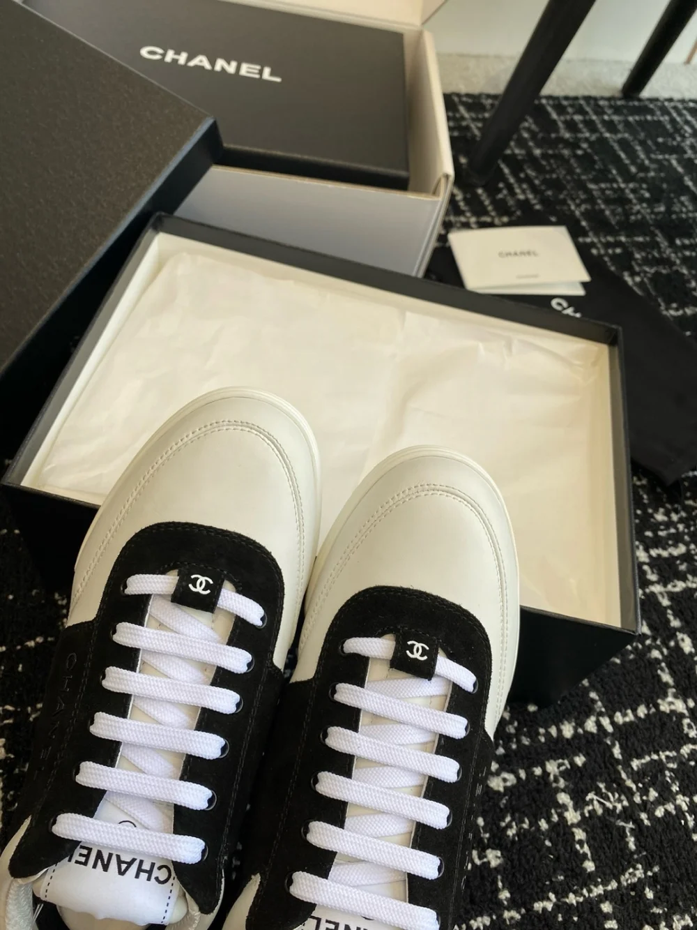 레터링 로고 스니커즈 투톤스웨이드 카프스킨 (2color) 상세