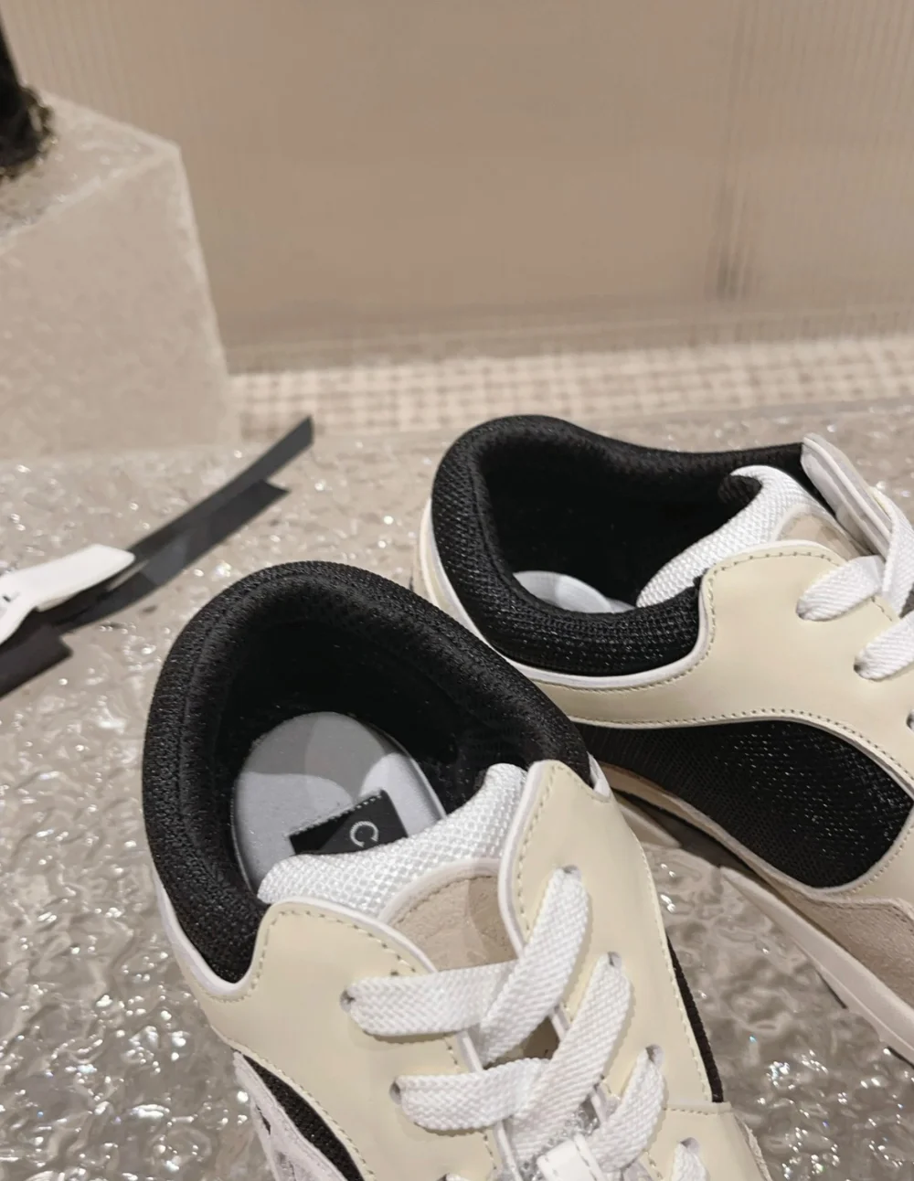 스니커즈 메쉬 스웨이드 카프스킨 아이보리 블랙베이지 상세