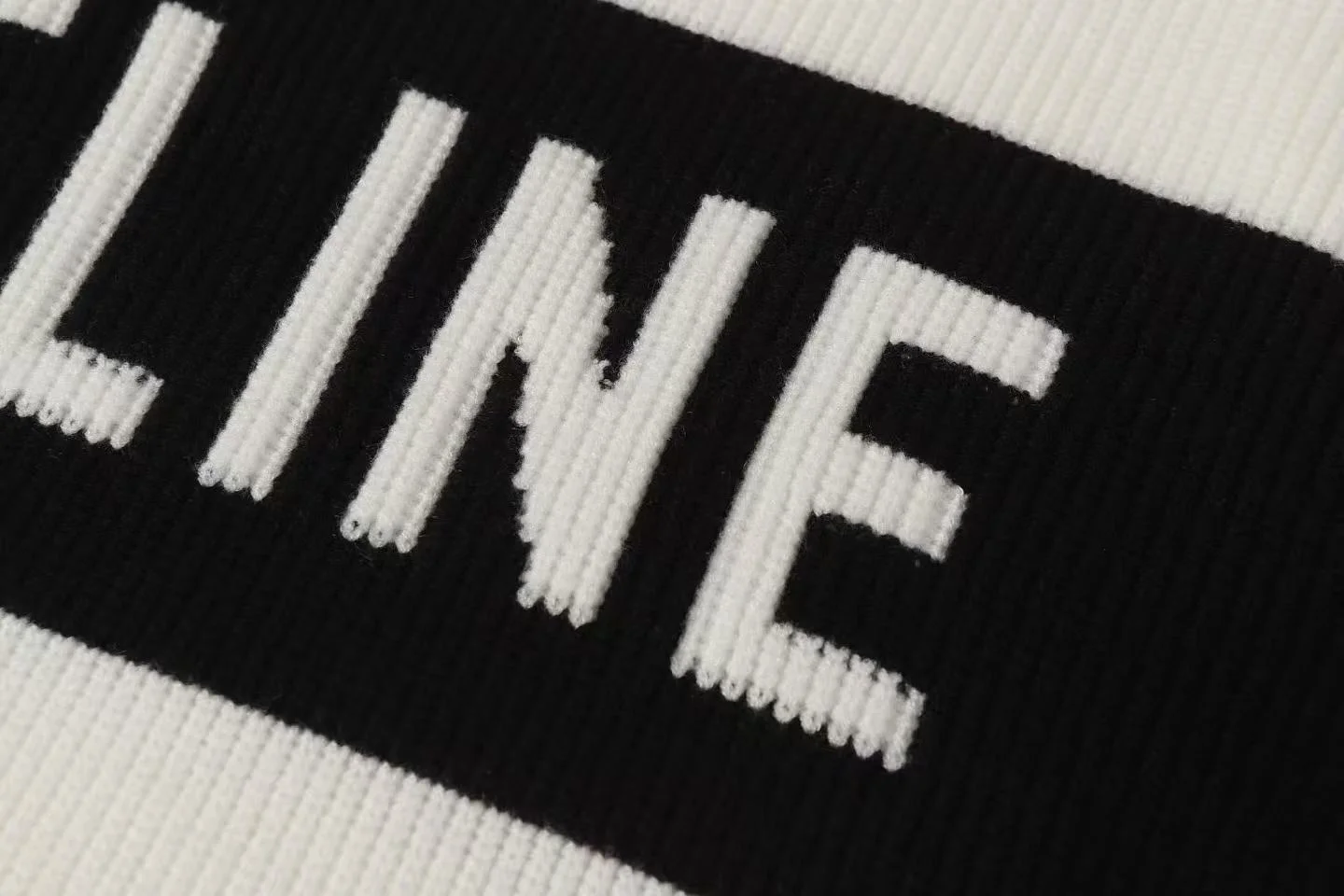 로고 스프라이트 라운드 오버 니트 상세