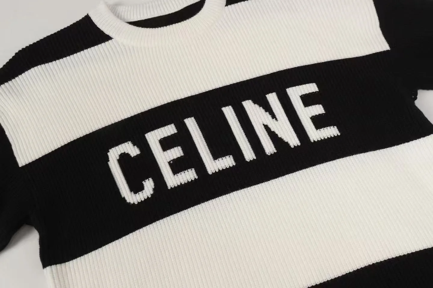 로고 스프라이트 라운드 오버 니트 상세