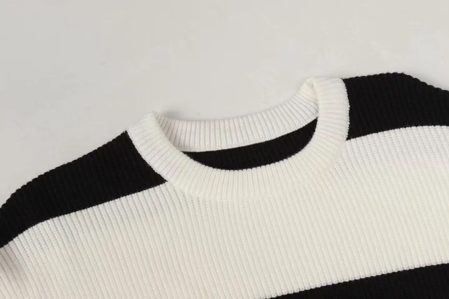 로고 스프라이트 라운드 오버 니트 상세