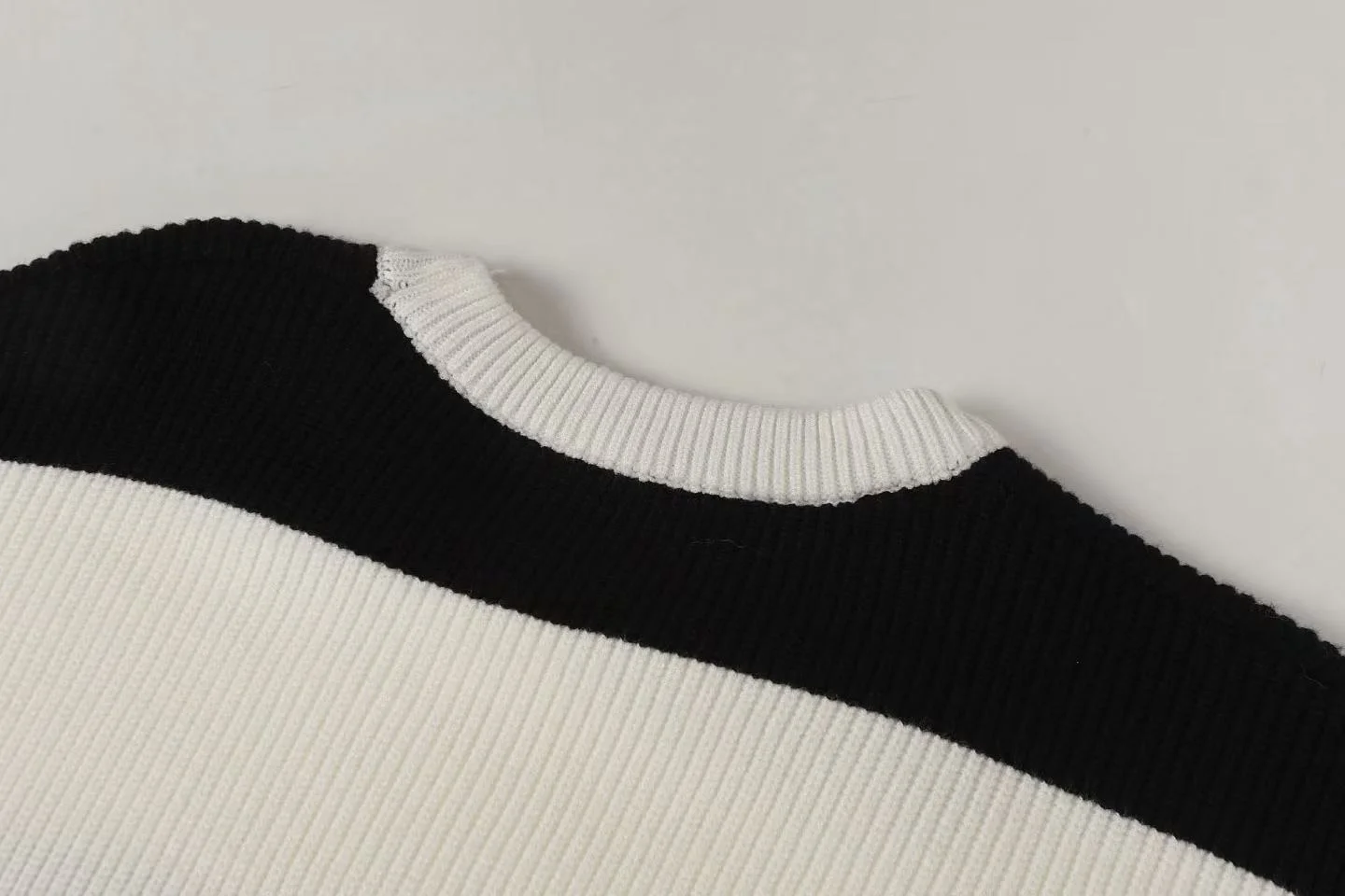 로고 스프라이트 라운드 오버 니트 상세