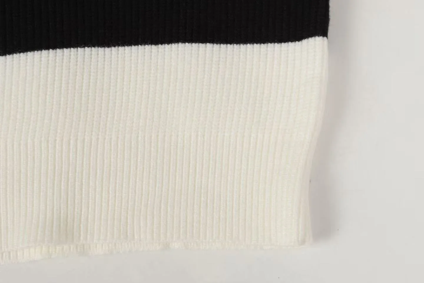 로고 스프라이트 라운드 오버 니트 상세