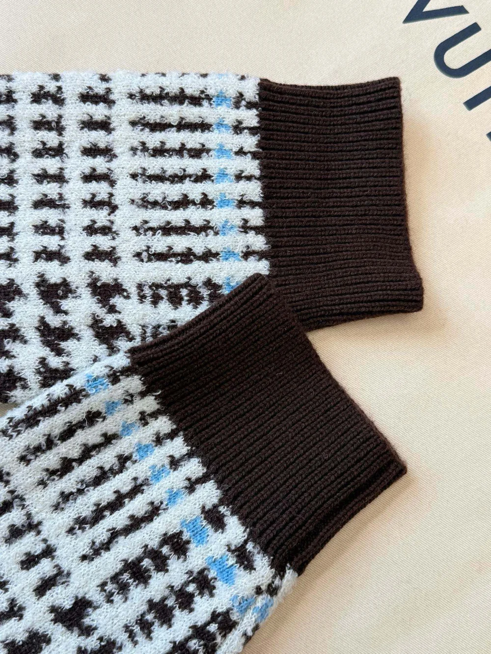 남녀공용 LV 체크 니트 가디건 상세