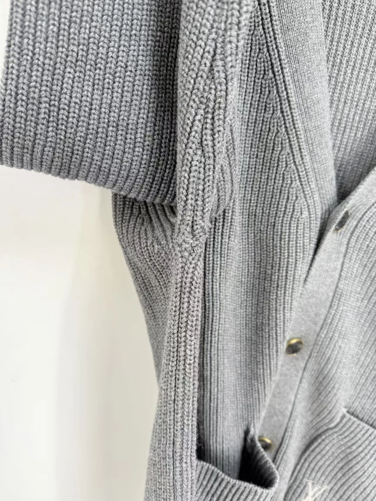 남녀공용 엠브로이더드 캐시미어 가디건 상세