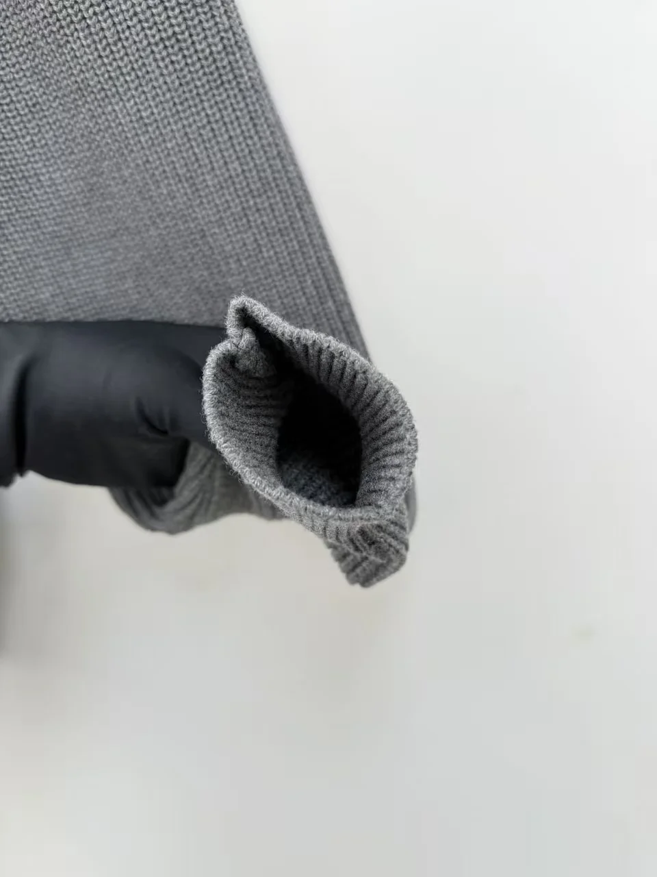 남녀공용 엠브로이더드 캐시미어 가디건 상세